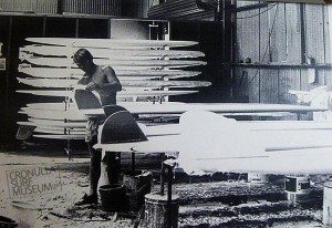 nigel-dywer-glassing-at-norm-casey-surfboards-60s